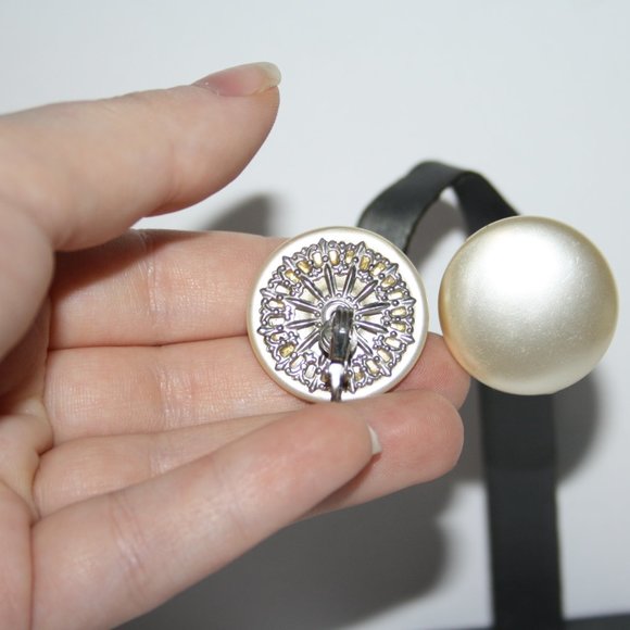 Large vintage pearl clip on earrings - Picture 3 of 3